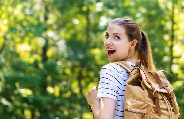 Junge Frau beim Wandern — Stockfoto