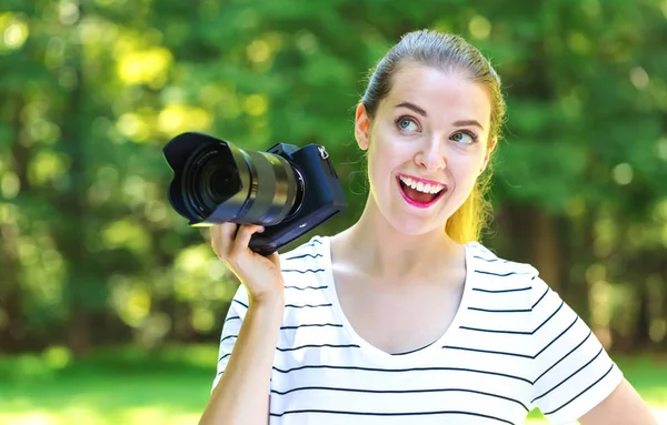 Mladá žena s profesionální kamerou — Stock fotografie