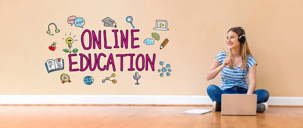 Edukacja online z kobietą korzystającą z laptopa — Zdjęcie stockowe