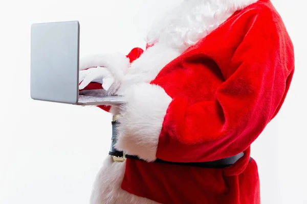 Санта с помощью ноутбука — стоковое фото