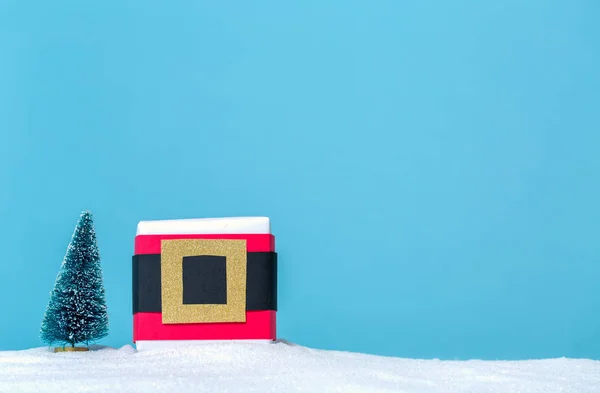 Santa kemer hediye kutusu — Stok fotoğraf