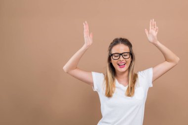 Ulaşan ve yukarı doğru seyir genç kadın