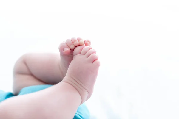 Τα πόδια του μια νεαρή μωρό αγόρι — Φωτογραφία Αρχείου