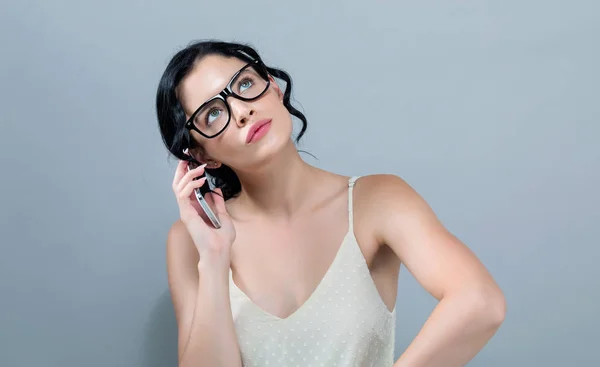 Jovem mulher falando o telefone dela — Fotografia de Stock