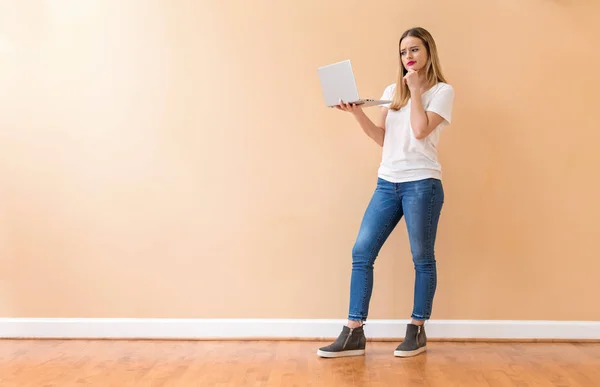 Giovane donna con un computer portatile — Foto Stock