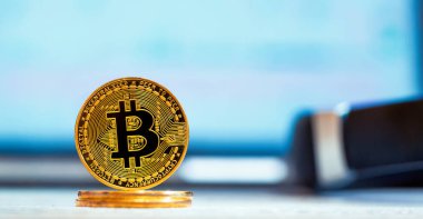 Bitcoin cryptocurrency para ile bir laptop perde içinde belgili tanımlık geçmiş
