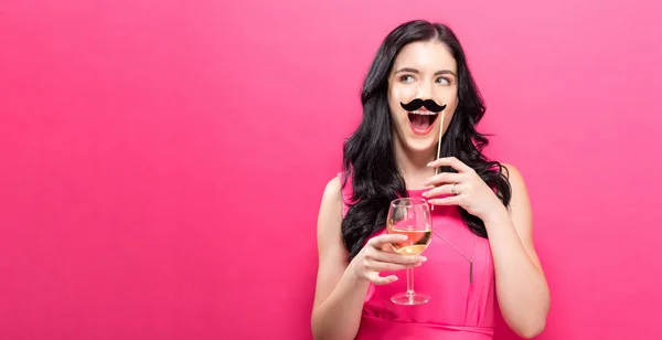 Mulher com champanhe e pau de festa — Fotografia de Stock