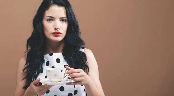 Junge Frau trinkt Kaffee — Stockfoto