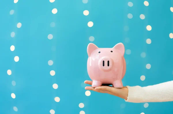 Hand met een piggy bank — Stockfoto