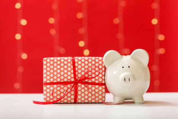 Salvadanaio e scatola regalo di Natale — Foto Stock