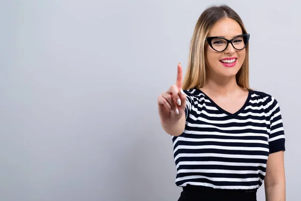 Mujer joven señalando algo — Foto de Stock