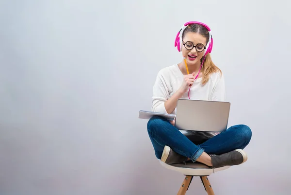 Giovane donna studiando sul suo computer portatile — Foto Stock