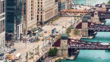 Trafik ve tekneler ile Chicago Nehri'nin hızlandırılmış