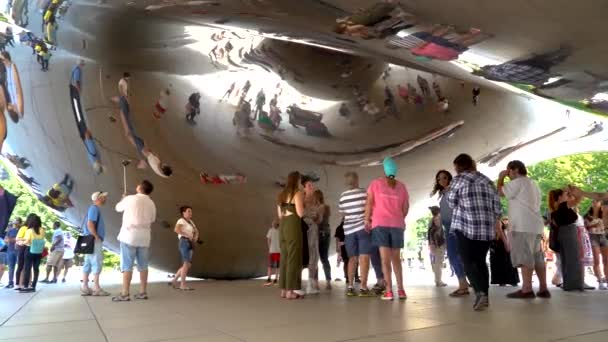 游客参观云门, 在千禧公园的公共雕塑 — 图库视频影像
