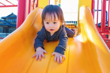 Parkta oynarken yürümeye başlayan çocuk