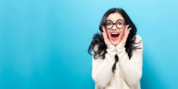 Verrast jonge vrouw op een lichte achtergrond — Stockfoto