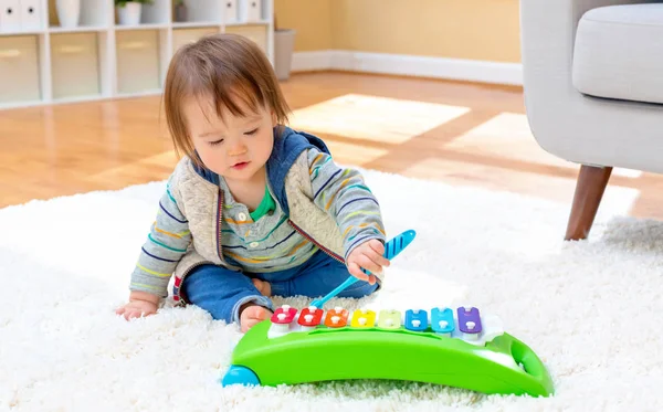 幼児男の子の楽器を演奏 — ストック写真