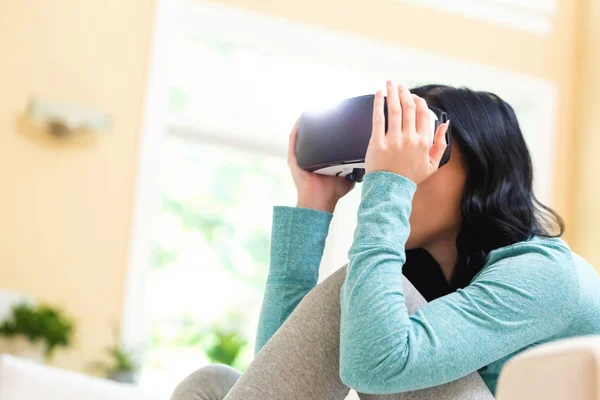 Giovane donna utilizzando un auricolare realtà virtuale — Foto Stock