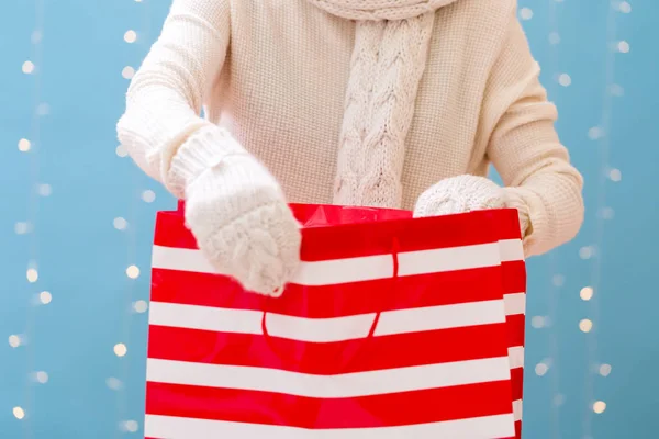 Mulher segurando um saco de compras — Fotografia de Stock