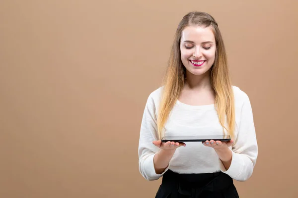 Mulher jovem com um computador tablet — Fotografia de Stock