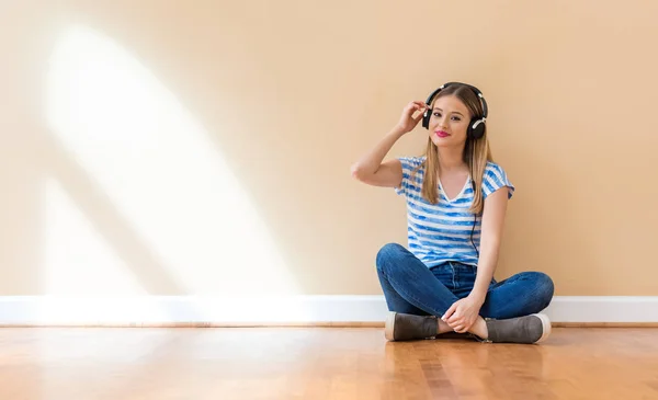 ヘッドフォンを持つ若い女性 — ストック写真