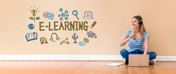 E-Learning με τη γυναίκα χρησιμοποιώντας έναν φορητό υπολογιστή — Φωτογραφία Αρχείου