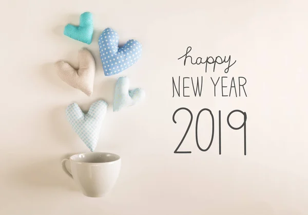 Mensaje de Año Nuevo 2019 con cojines azules del corazón —  Fotos de Stock