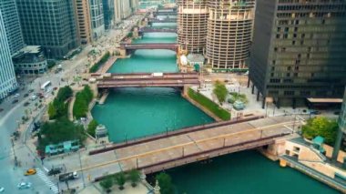 Günbatımı Chicago Nehri üzerinde hızlandırılmış