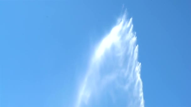 Chicago fountain sprays water into the skay — Stock Video