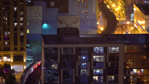 Treinen curve door Downtown Chicago's nachts — Stockvideo