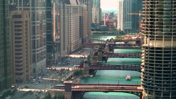 Barcos e tráfego em Chicago — Vídeo de Stock
