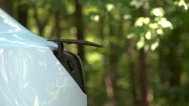 Töltés a Tesla Model 3, Raleigh, NC. A modell van beállítva, hogy lesz az első tömeges piaci elektromos jármű — Stock videók