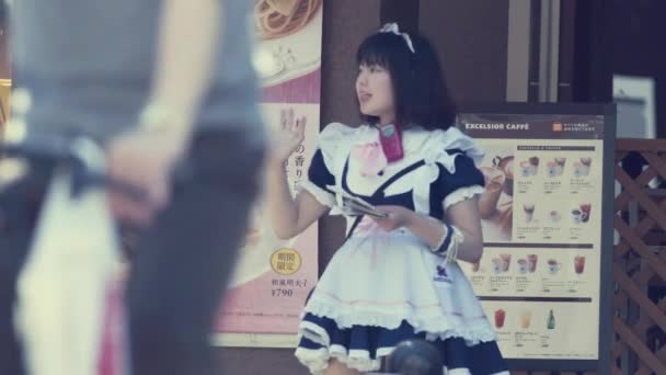 Tokio Japonia Czerwca 2015 Kobieta Zabiega Klientów Kawiarni Pokojówka Akihabara — Wideo stockowe
