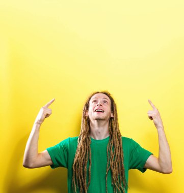 Ulaşan ve yukarı doğru arayan genç adam