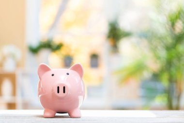 Kumbara parlak bir odada