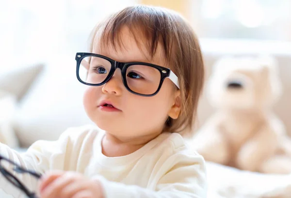 Ett år gamla barn pojke med glasögon — Stockfoto