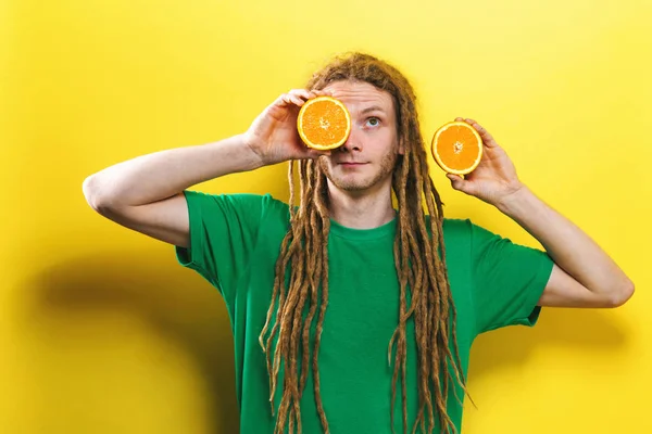 Feliz joven sosteniendo naranjas — Foto de Stock