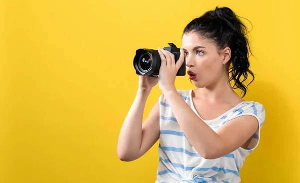 Mujer joven con una cámara profesional — Foto de Stock