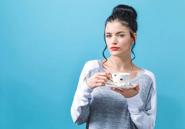 Jeune femme buvant du café — Photo