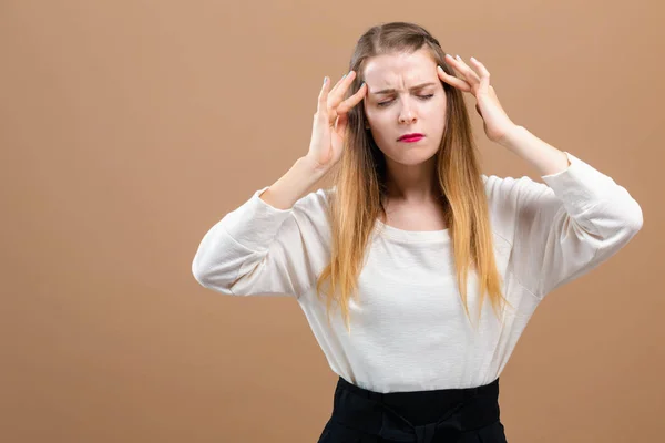 Ung Kvinna Känner Dig Stressad Brun Bakgrund — Stockfoto