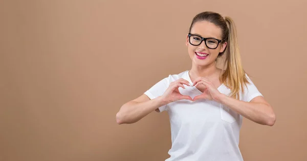 Donna che fa un gesto a forma di cuore — Foto Stock