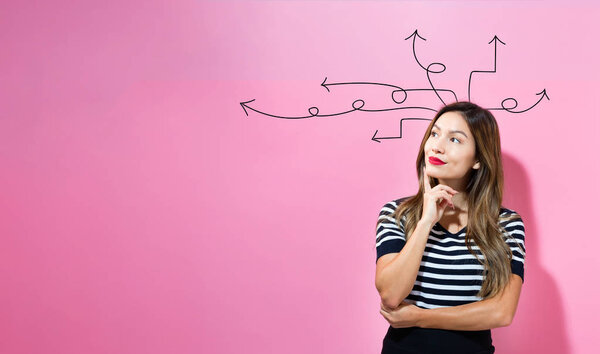 Идея стрелы с молодой предпринимательницей
