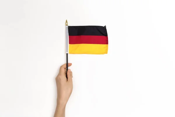 Pessoa segurando uma bandeira alemã — Fotografia de Stock