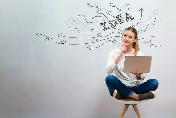 Brainstorming ideia setas com a jovem mulher usando seu laptop — Fotografia de Stock