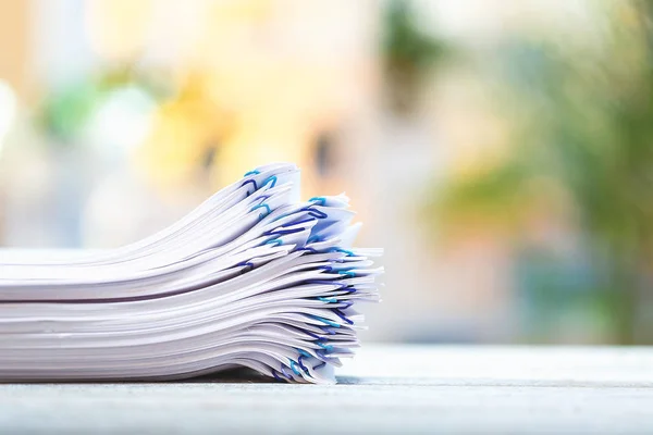 Een stapel documenten op een lichte achtergrond — Stockfoto