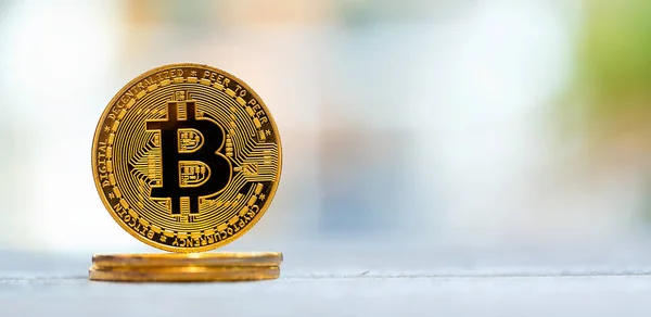 Bitcoin su uno sfondo luminoso stanza interna — Foto Stock