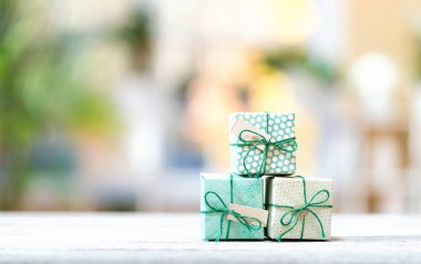 Parlak bir arka plan üzerinde küçük mevcut kutuları