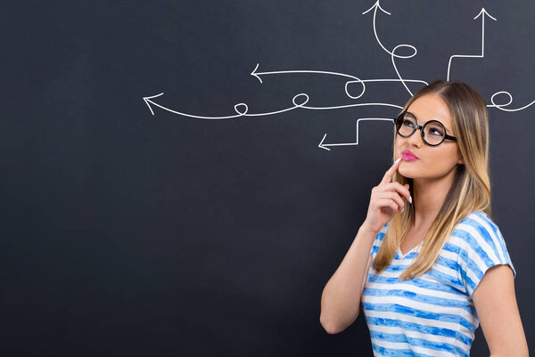 Идея стрелы с молодой женщиной
