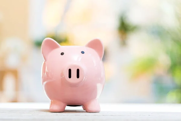 Piggy bank in een lichte kamer — Stockfoto