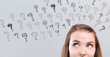 Genç kadın ile küçük soru işaretleri